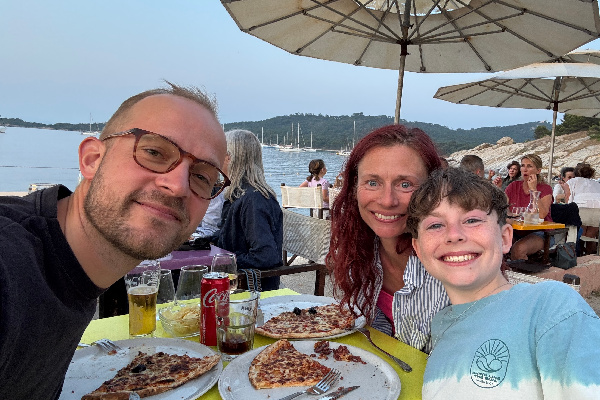 Skipper Hubert, Betreuerin Bella